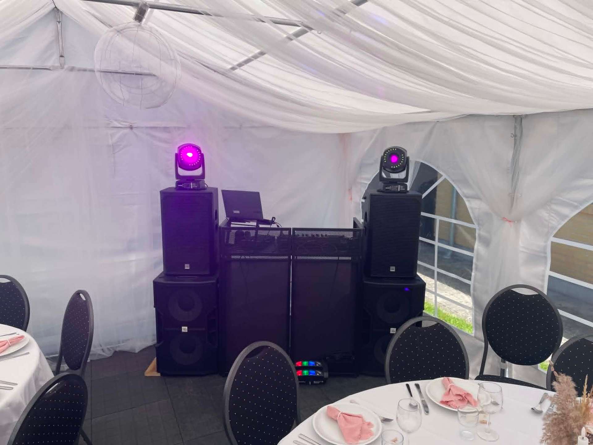 Ayas konfirmation 05-2026 – DJ-setup med moving heads i festtelt