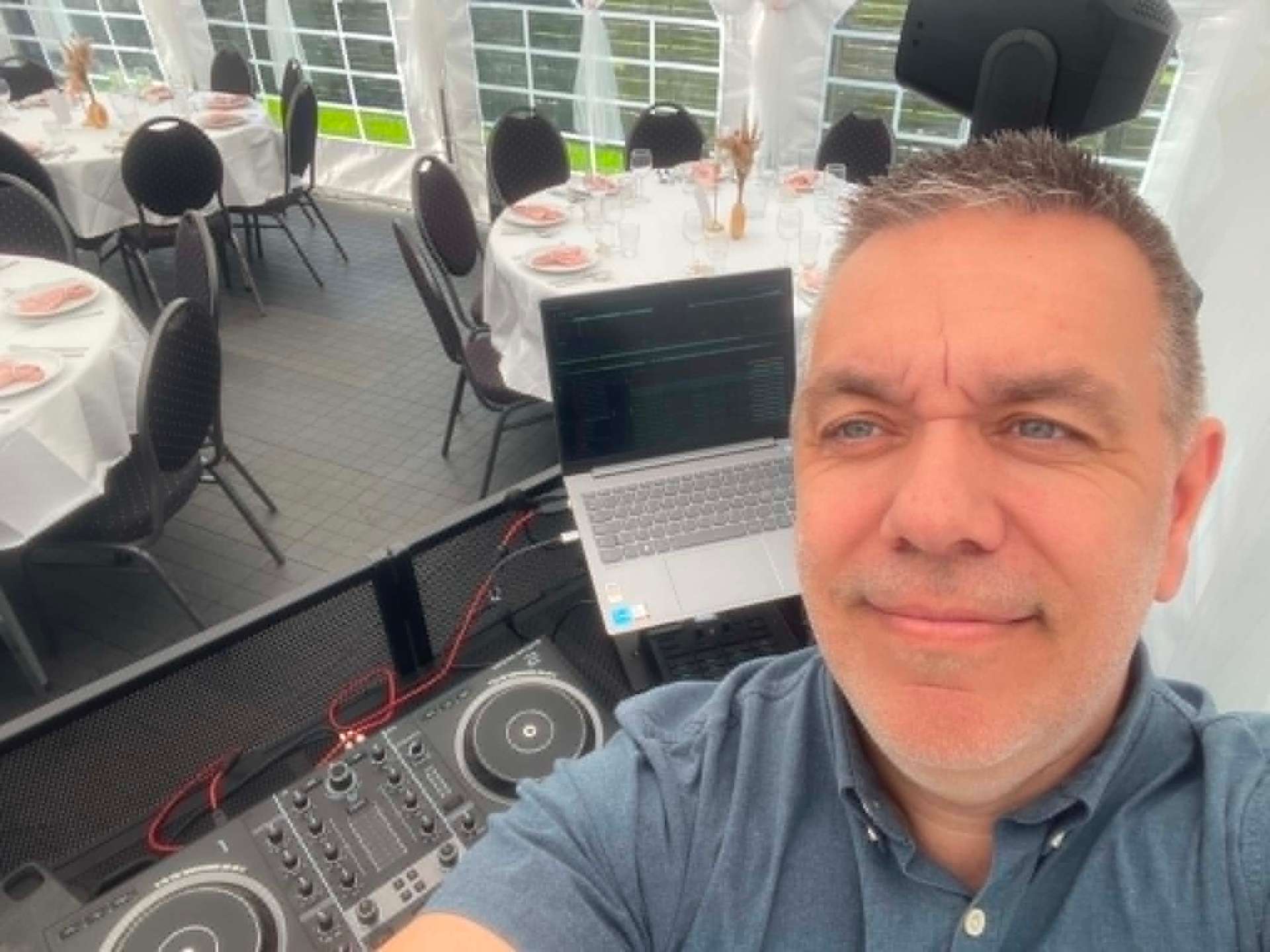 Ayas konfirmation 05-2026 – DJ Thomas selfie fra pulten før festen