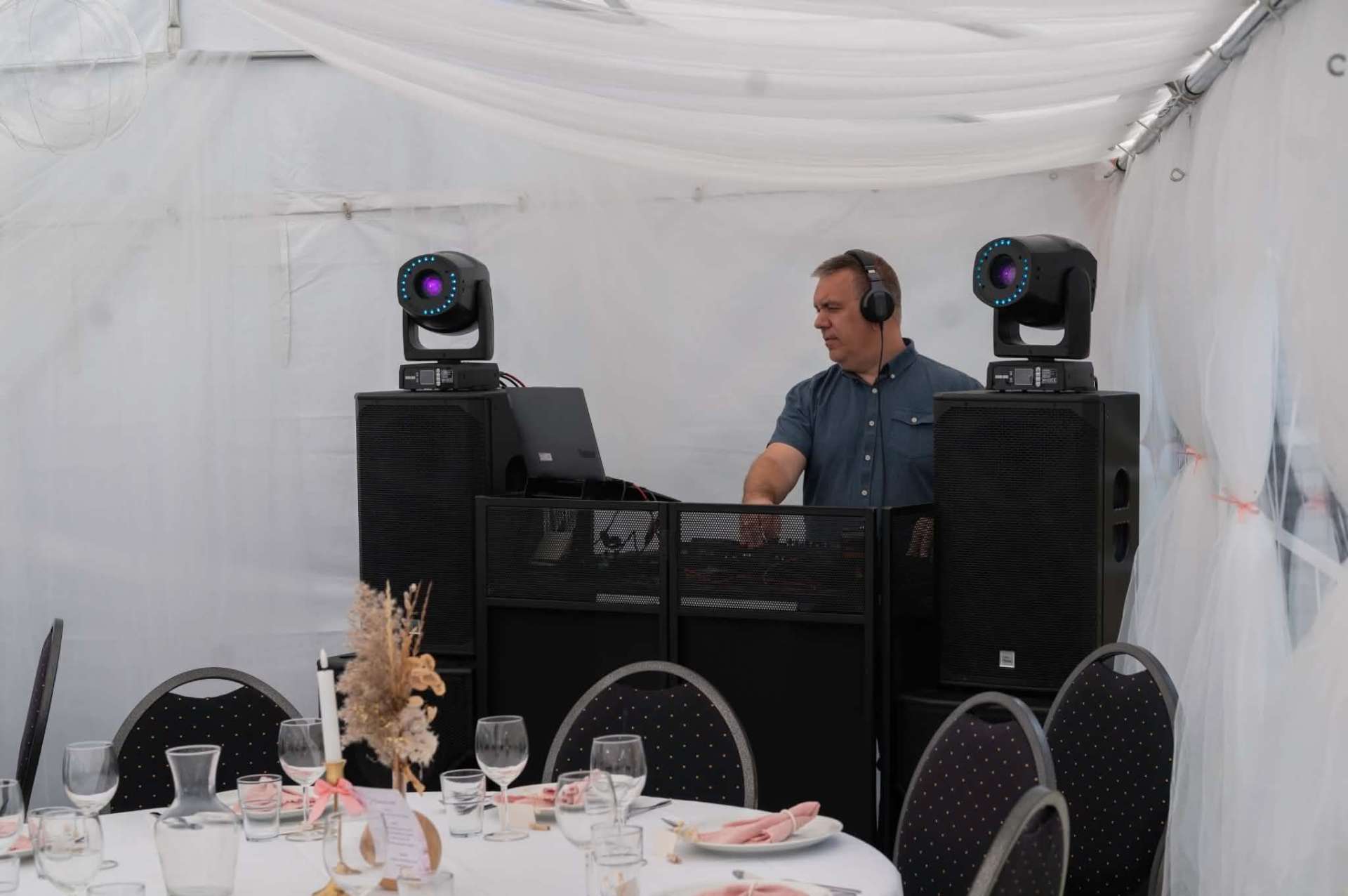 Ayas konfirmation 05-2026 – DJ Thomas bag pulten i festteltet