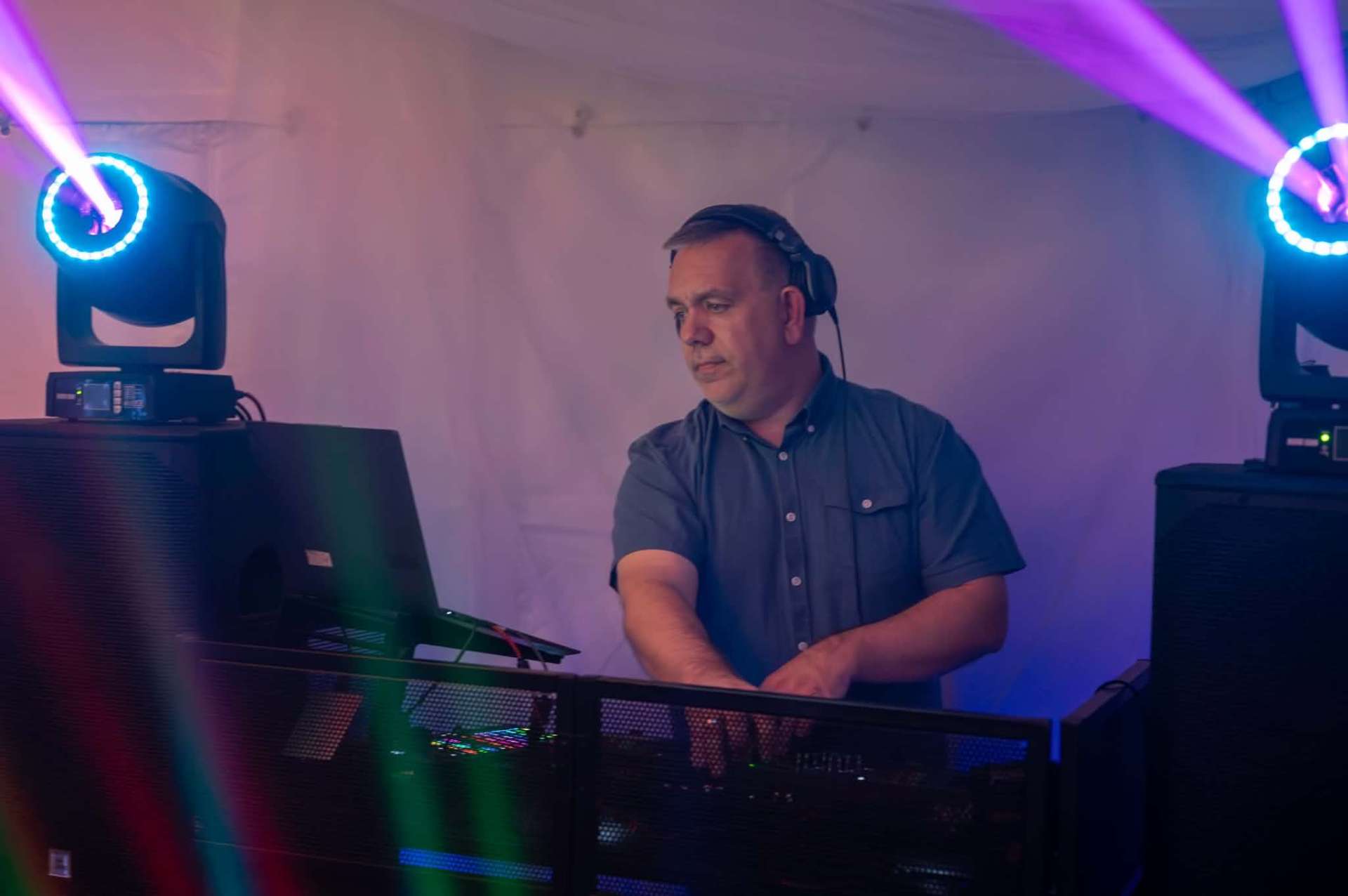 Ayas konfirmation 05-2026 – DJ Thomas mellem lilla moving heads