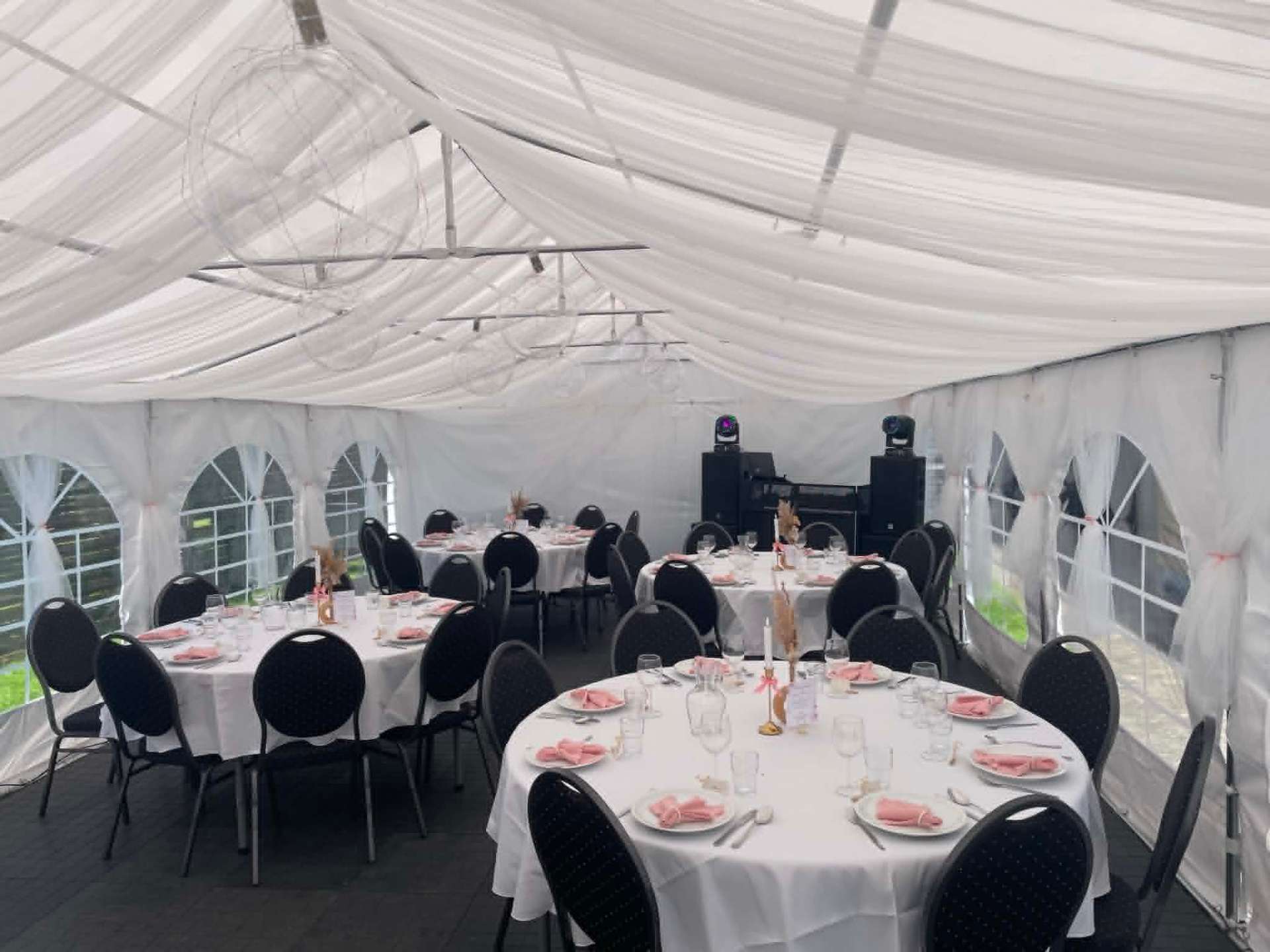 Ayas konfirmation 05-2026 – festtelt med runde borde og rosa pynt