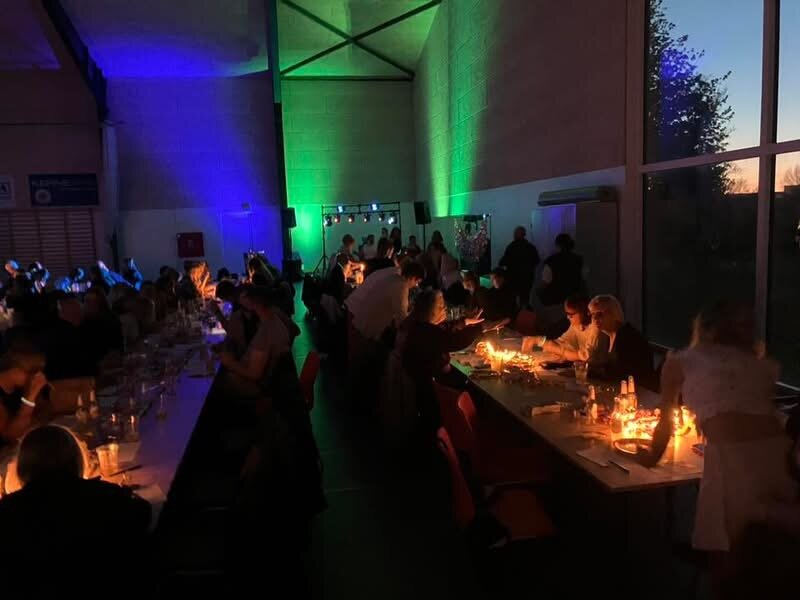 Fest Over Stevns Musikbanko 05 2026 – langbord med stemningslys