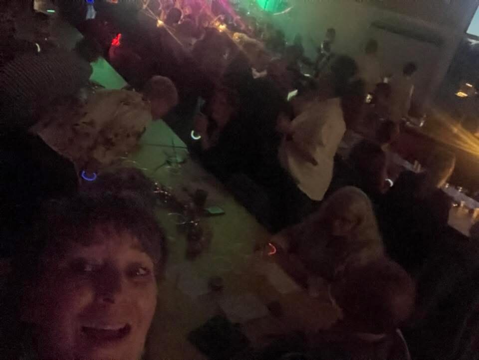 Fest Over Stevns Musikbanko 05 2026 – selfie fra langbordet