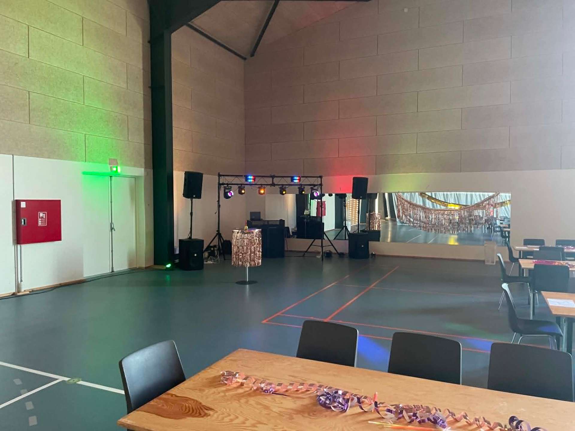 Fest Over Stevns Musikbanko 05 2026 – DJ-pult og lysrig før festen starter
