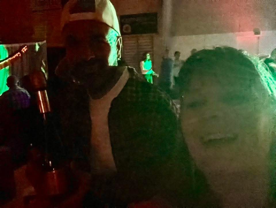 Fest Over Stevns Musikbanko 05 2026 – selfie med gæster i grønt lys