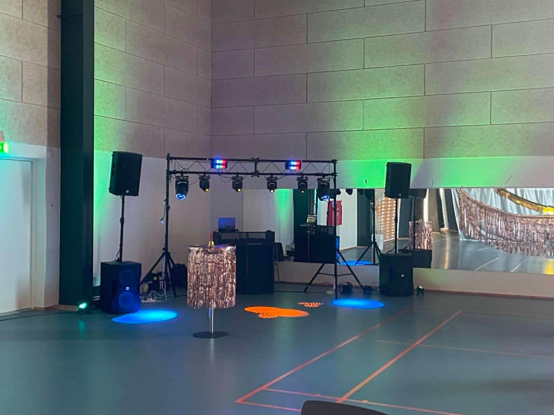 Fest Over Stevns Musikbanko 05 2026 – DJ-pult med moving heads og uplight