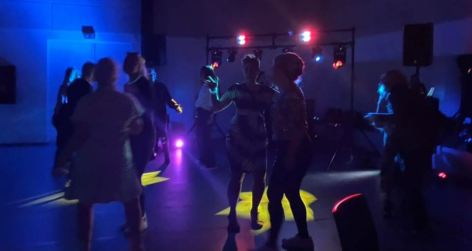 Fest Over Stevns Musikbanko 05 2026 – gæster danser i blå og gule lyseffekter