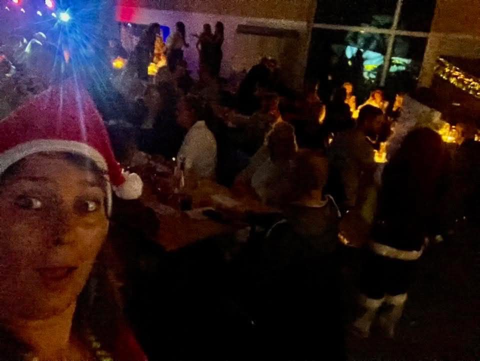 Fest Over Stevns Musikbanko 05 2026 – julehat-selfie med fest i baggrunden