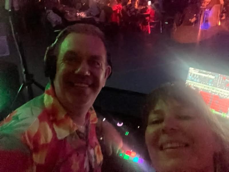 Fest Over Stevns Musikbanko 05 2026 – DJ Thomas selfie fra pulten med gæst