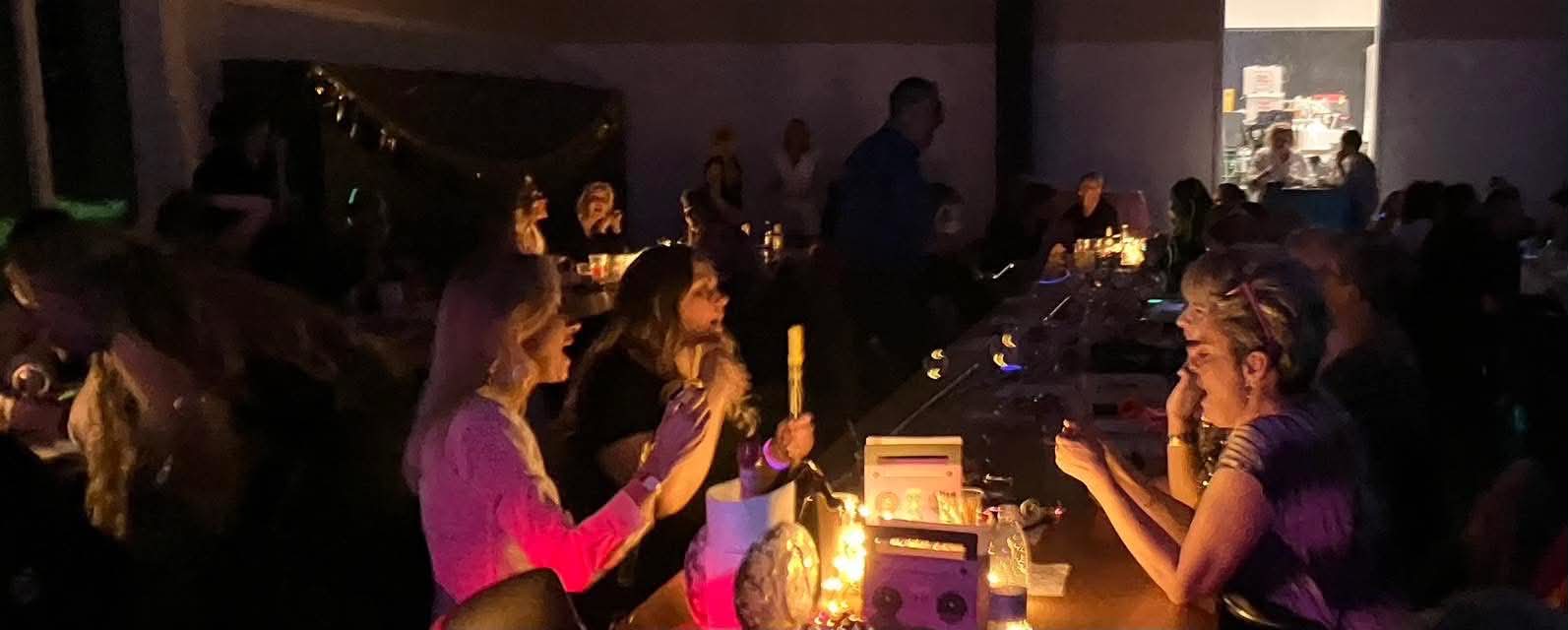 Fest Over Stevns Musikbanko 05 2026 – langbord med levende lys og glade gæster