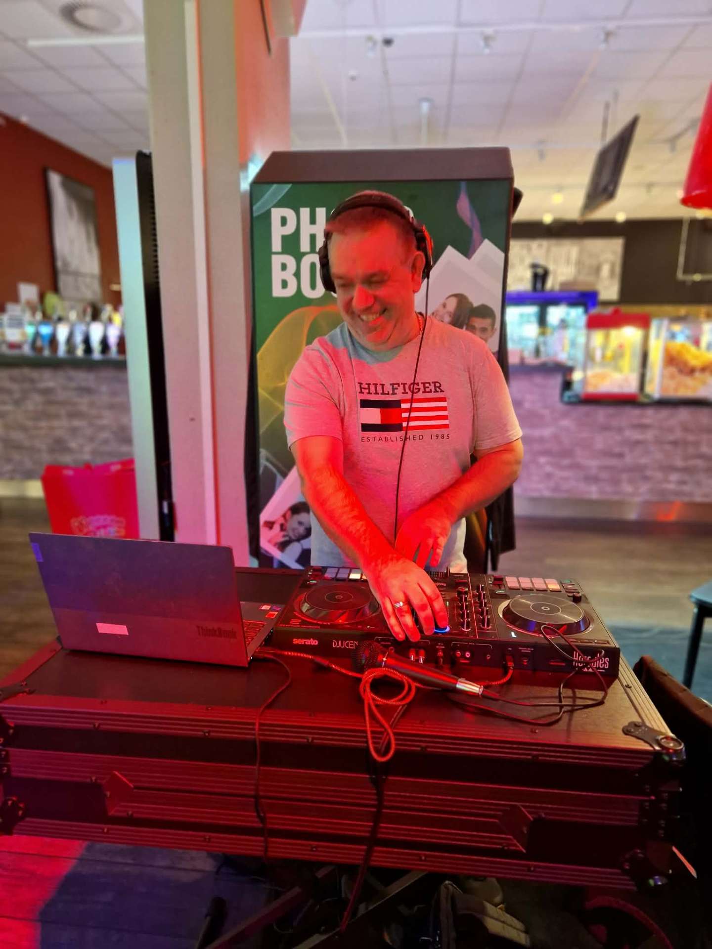 DJ Thomas ved DJ-pulten