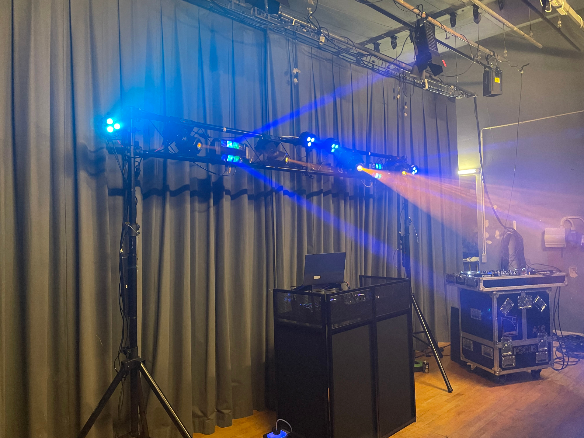 Lysrig og DJ-pult på Haslev Gymnasium