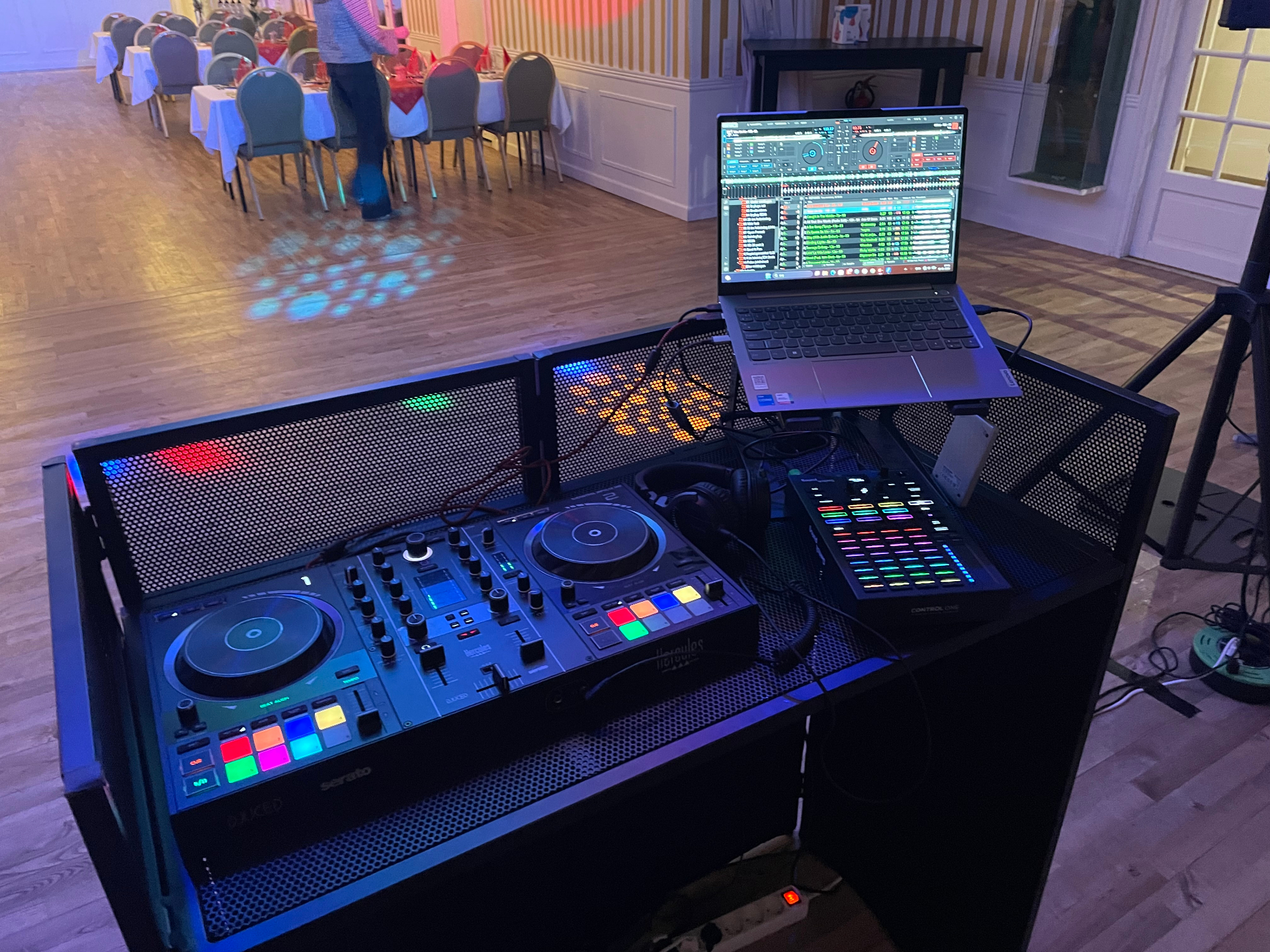 DJ-pult med lys og udstyr
