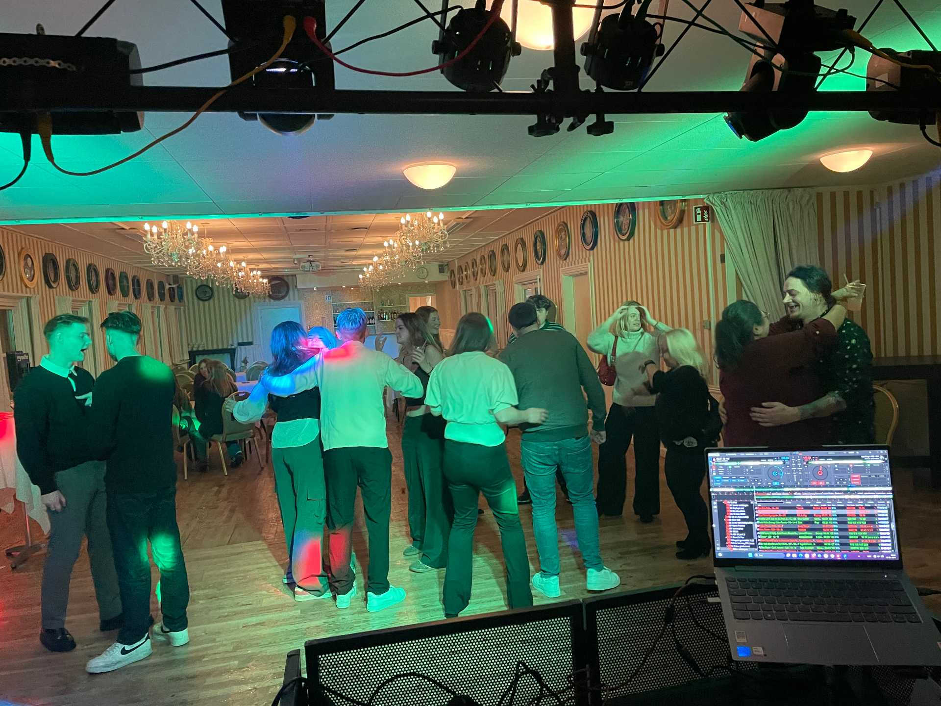 Gæster danser til fest