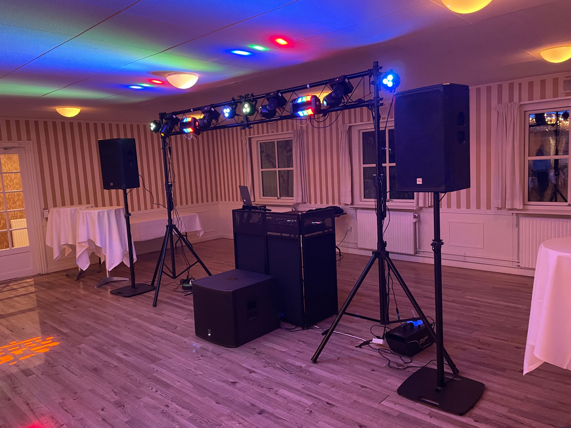 DJ-setup med højttalere og lysrig