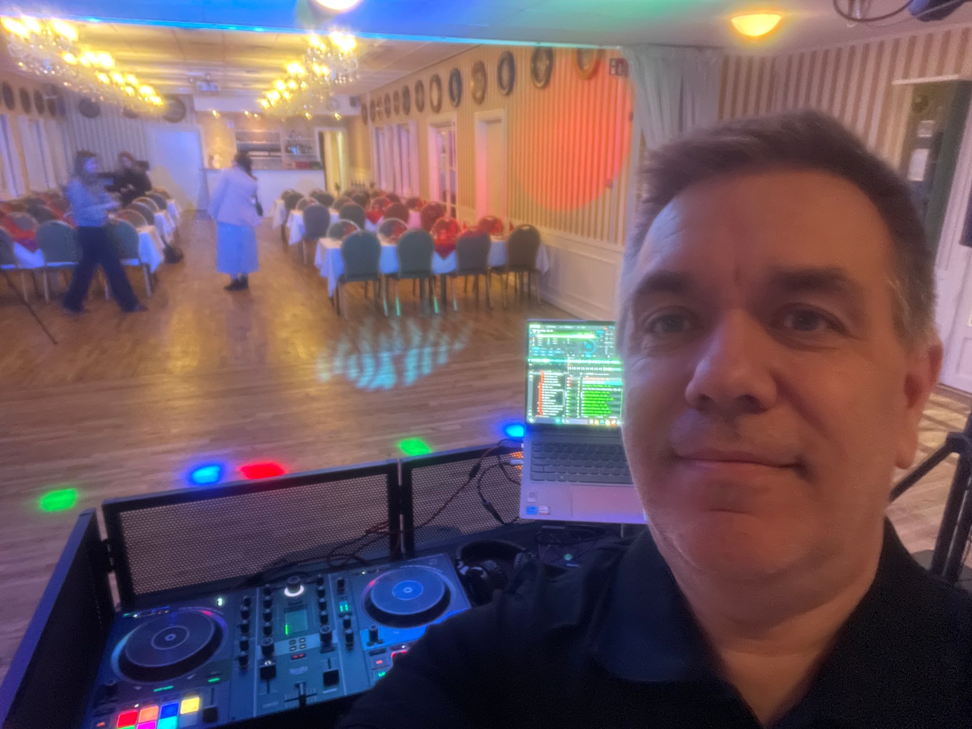 DJ Thomas bag pulten – selfie