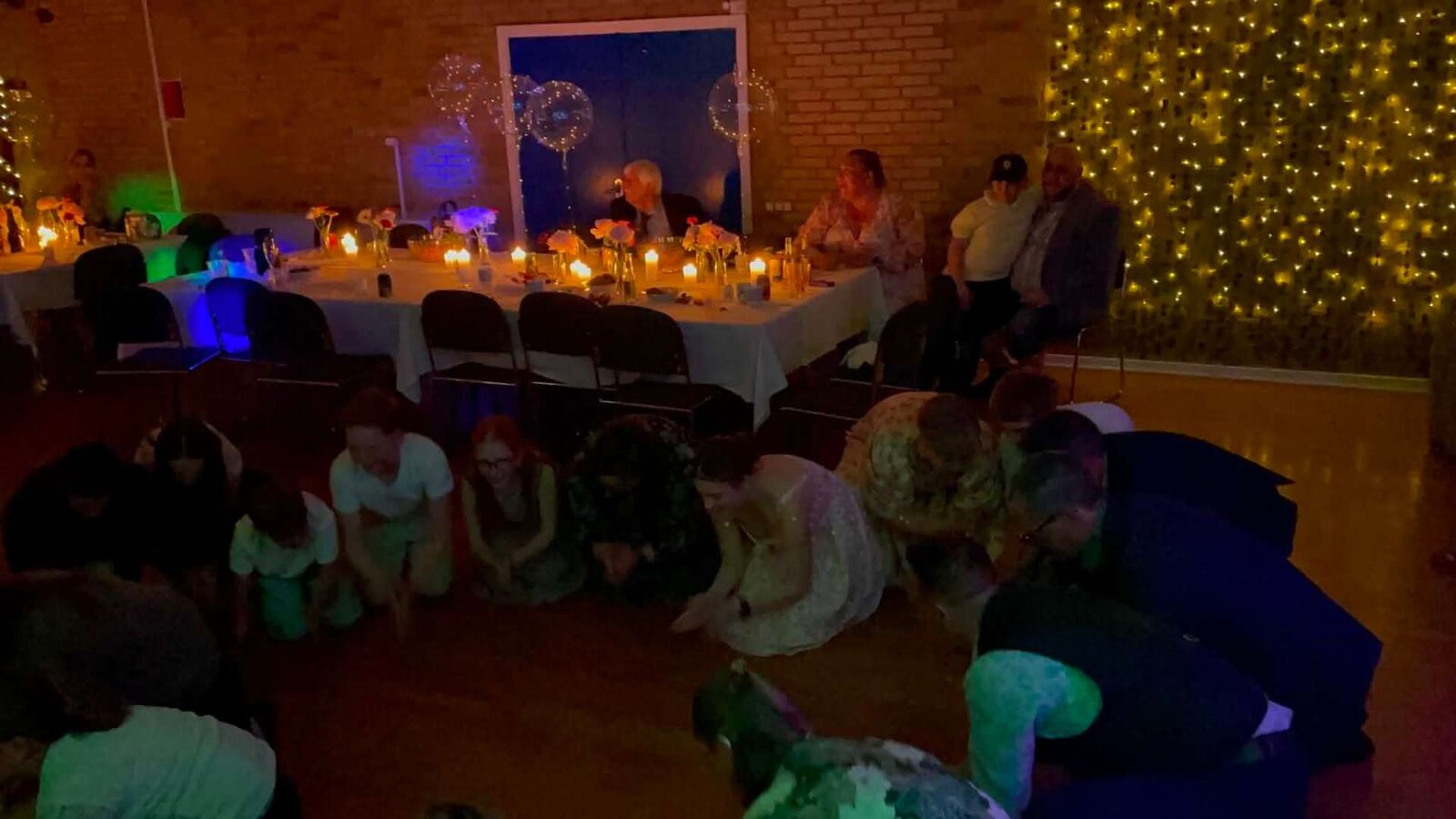 Merles konfirmation 05-2026 – stemningsfuld scene med lyskæder og levende lys