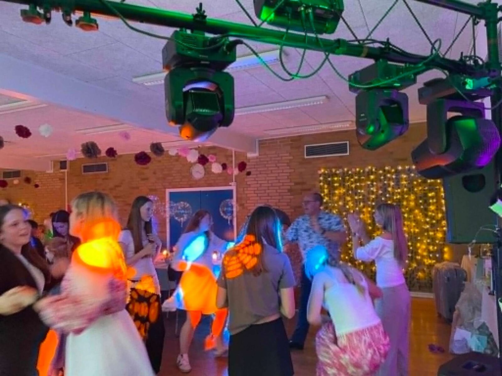 Merles konfirmation 05-2026 – dansegulvet fyldt op under moving heads