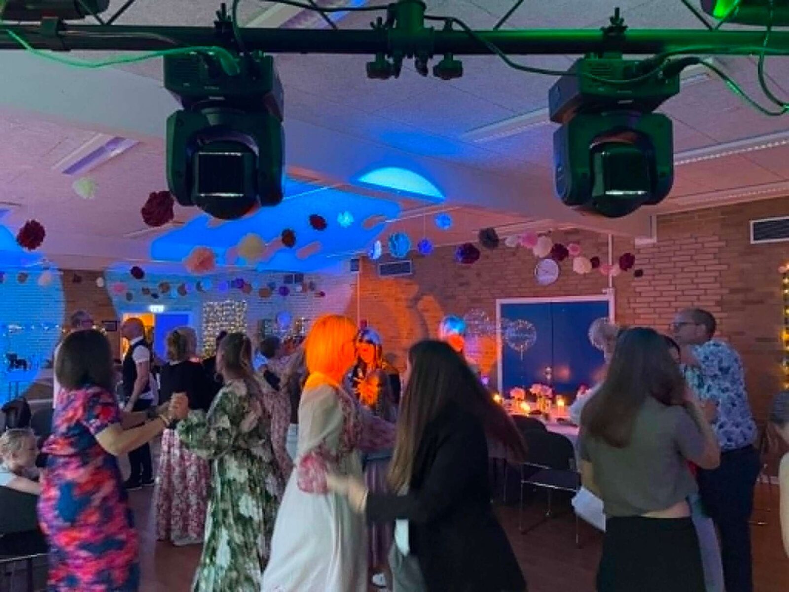Merles konfirmation 05-2026 – gæsterne danser parvis i farverigt lys