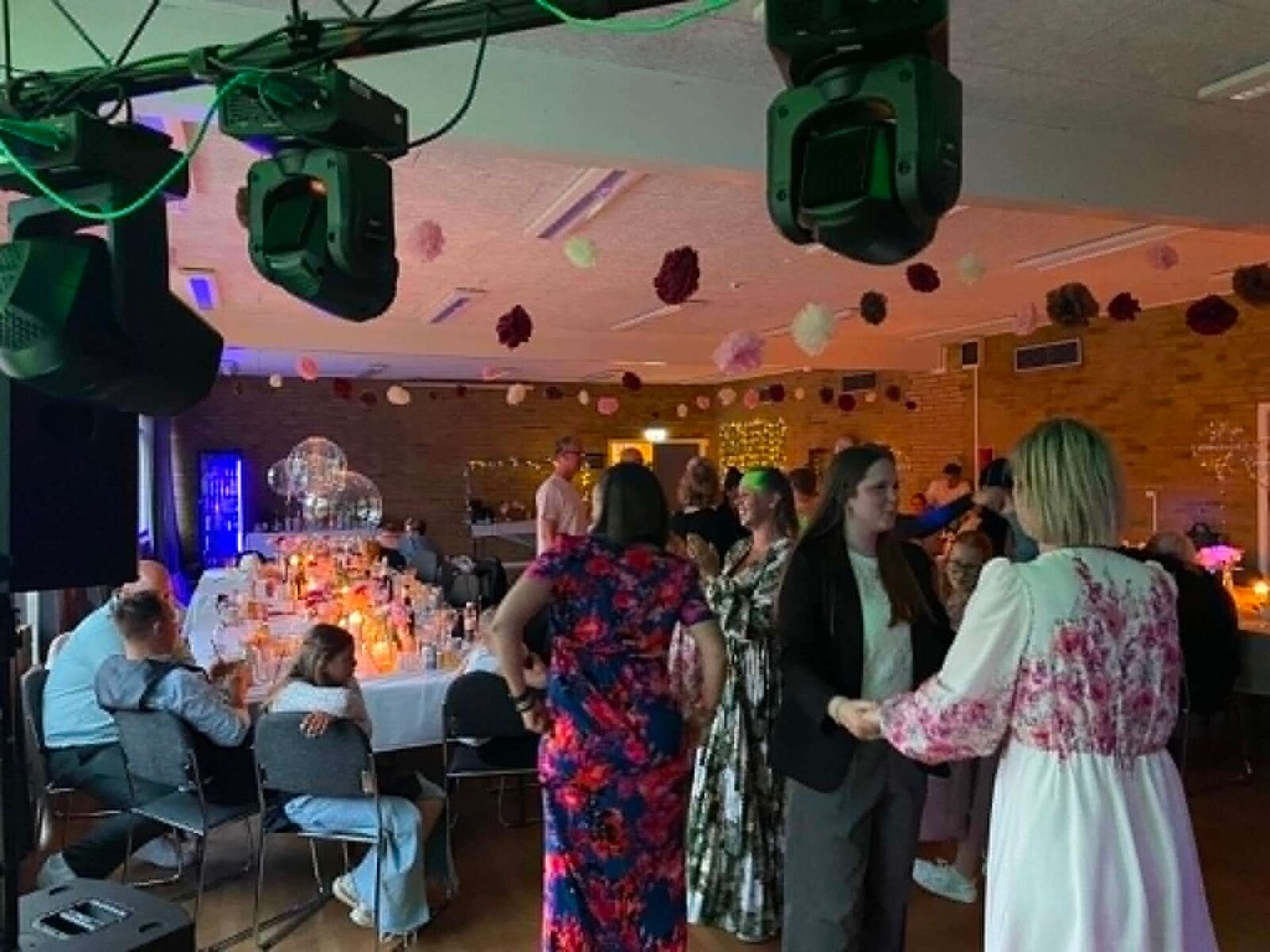 Merles konfirmation 05-2026 – salen pyntet med pomponer og levende lys