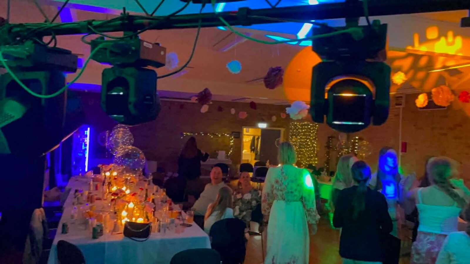 Merles konfirmation 05-2026 – moving heads i fuld udfoldelse over langbordet