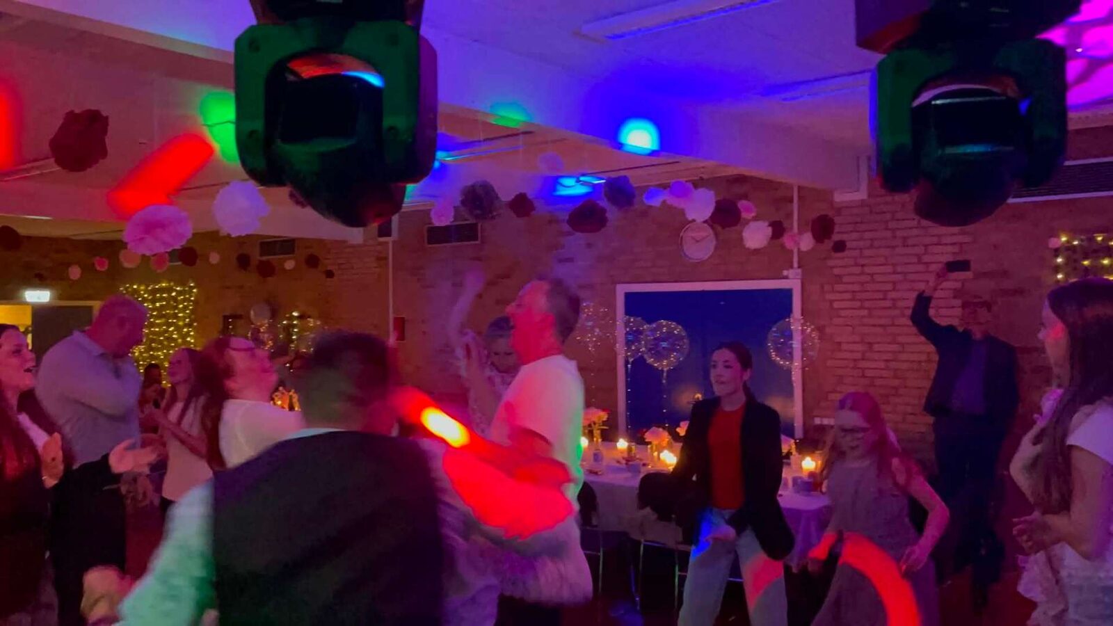 Merles konfirmation 05-2026 – fyldt dansegulv med farverige lyseffekter