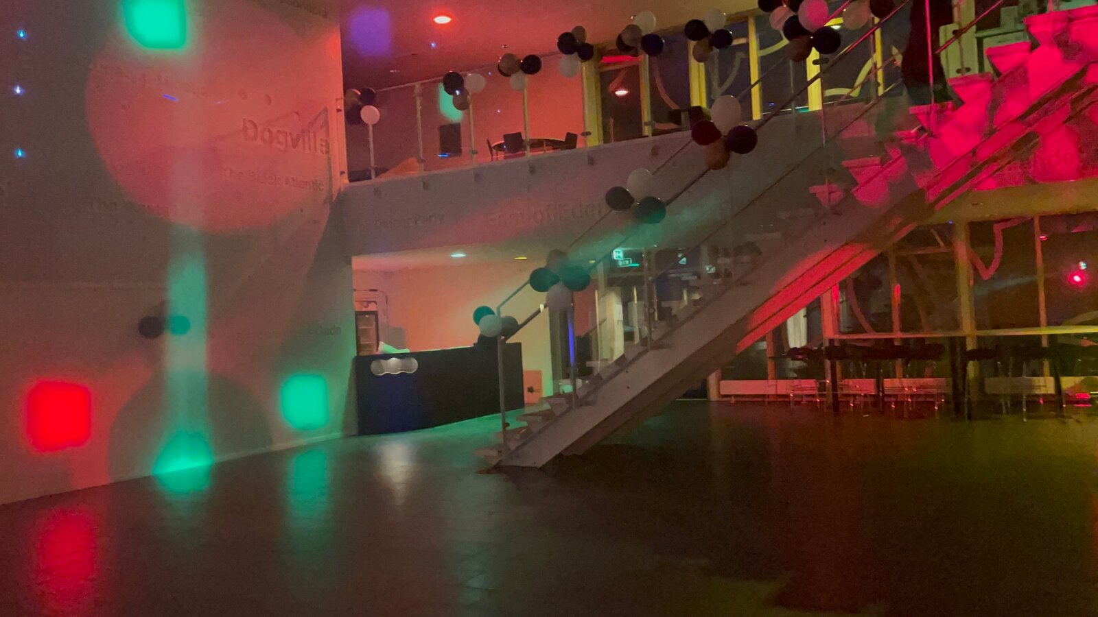 MSG 04 2026 – atrium med uplight og balloner