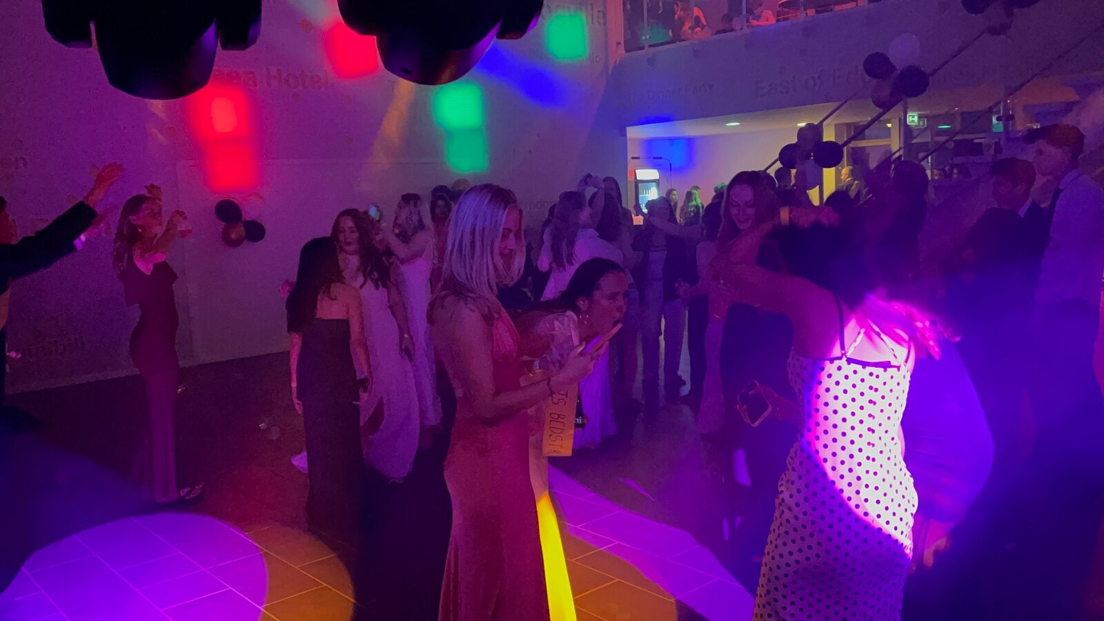 MSG 04 2026 – gæster danser i lilla lys