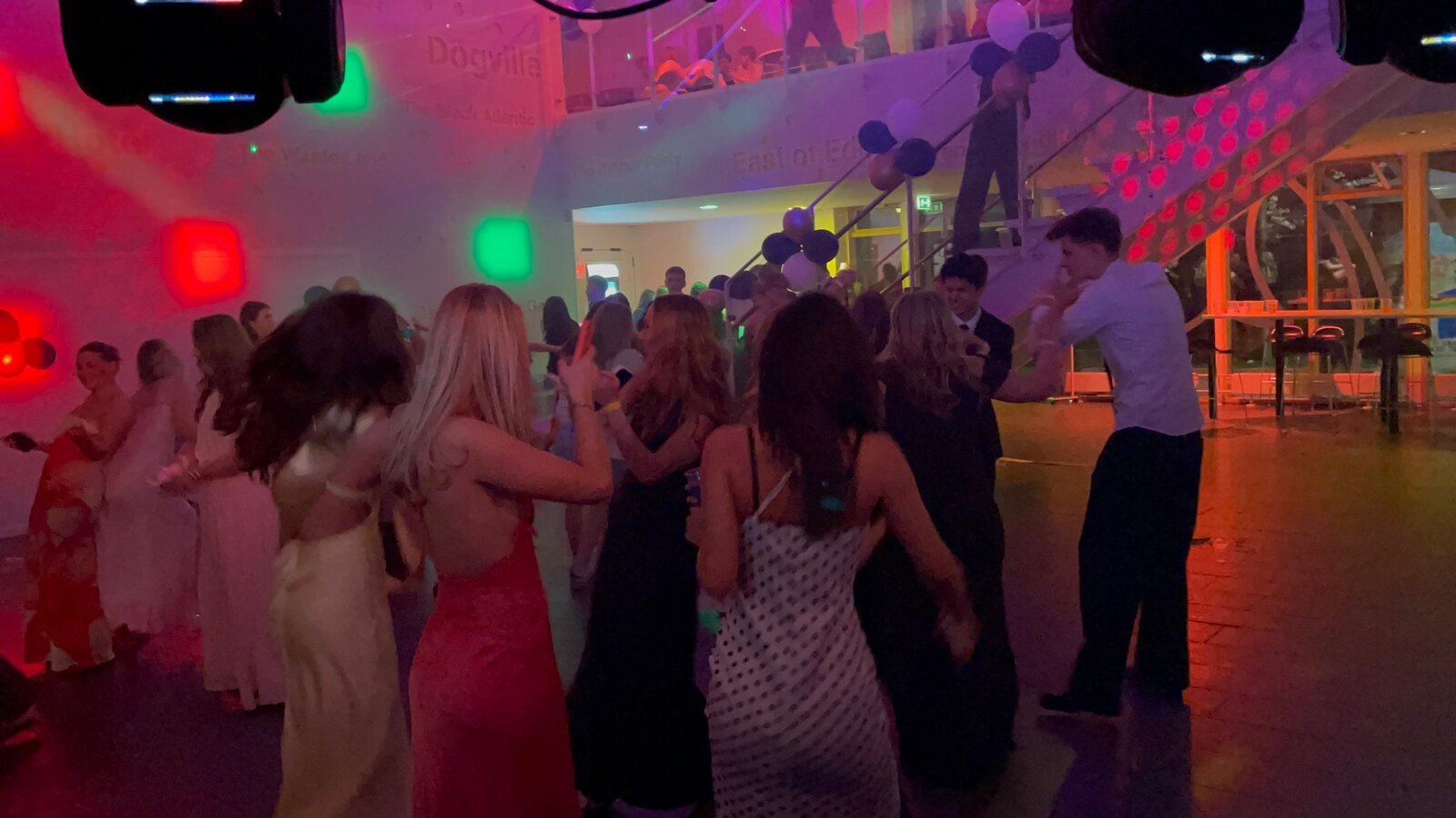 MSG 04 2026 – stemning på dansegulvet i rødt lys