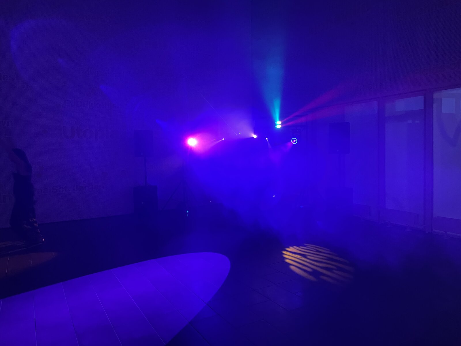 MSG 04 2026 – dybt blåt lys og røg på dansegulvet