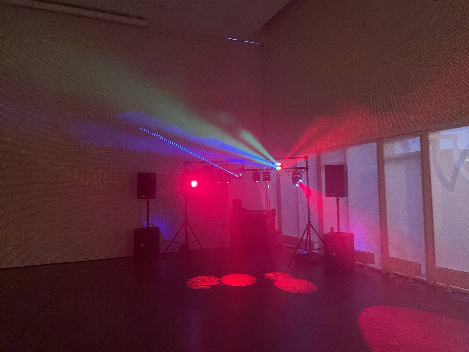 MSG 04 2026 – varm rød stemning på dansegulvet