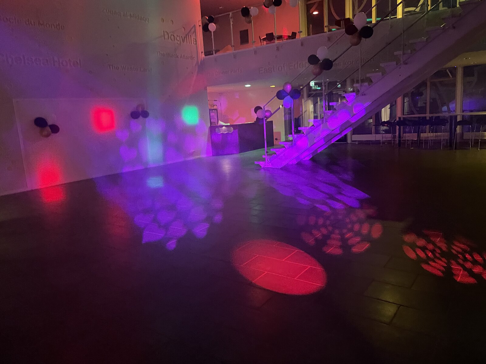 MSG 04 2026 – foyer med uplight og balloner